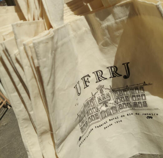 Um projeto pessoal que estou trabalhando desde o ano passado, ecobags personalizadas com artes autorais. Fiz uma ilustração do prédio principal da minha faculdade -UFRRJ- simulando um editorial/capa antigo de jornal.